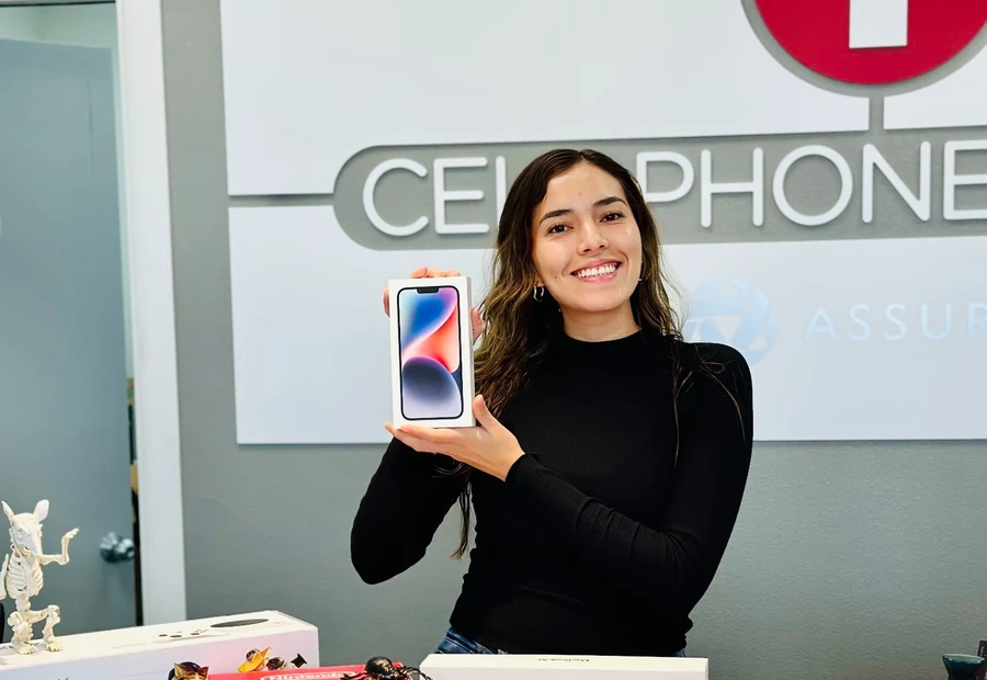 Aida H. holding a phone